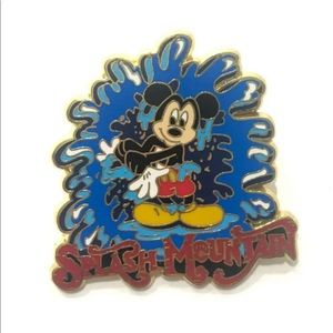 Disney Splash Mountain Pin Mickey Mouse Wringing Gloves Wet Soaked 2005 Pin